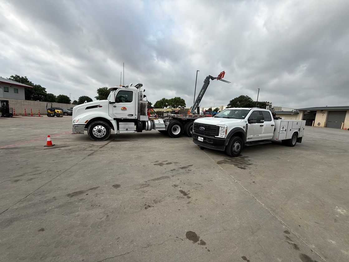Legacy Fleet mobile service truck working alongside a day cab tractor at a DFW yard